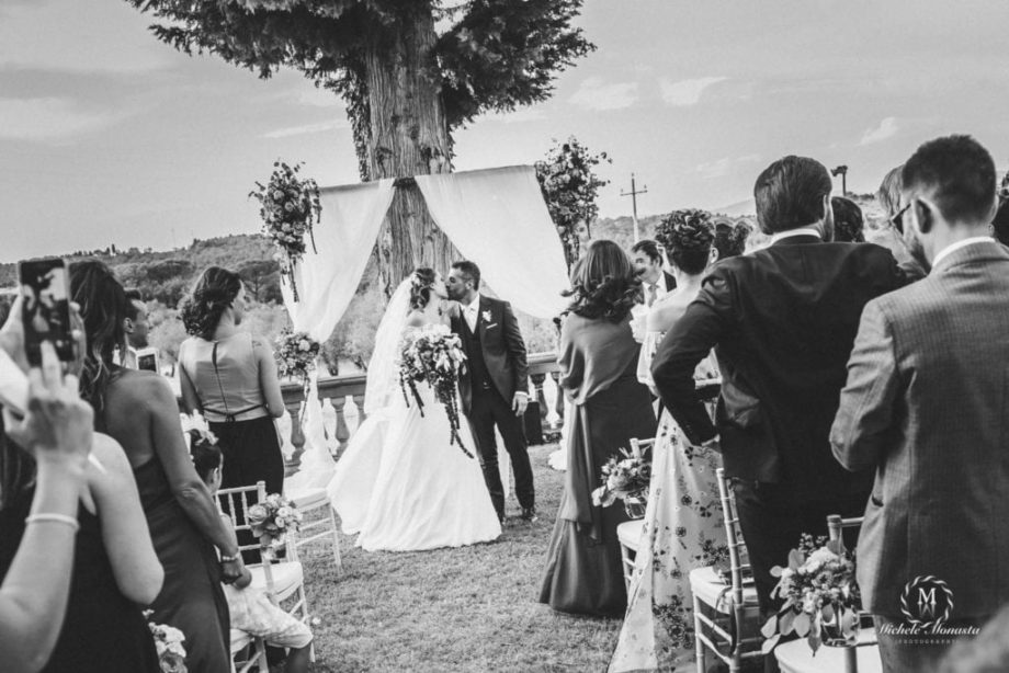 Sposo e sposa si baciano a fine cerimonia a Villa Nozzole in Toscana