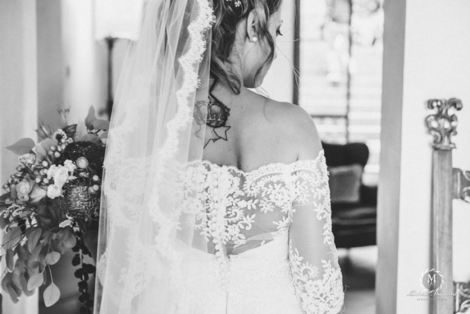 Bellissima sposa di spalle in un matrimonio in toscana