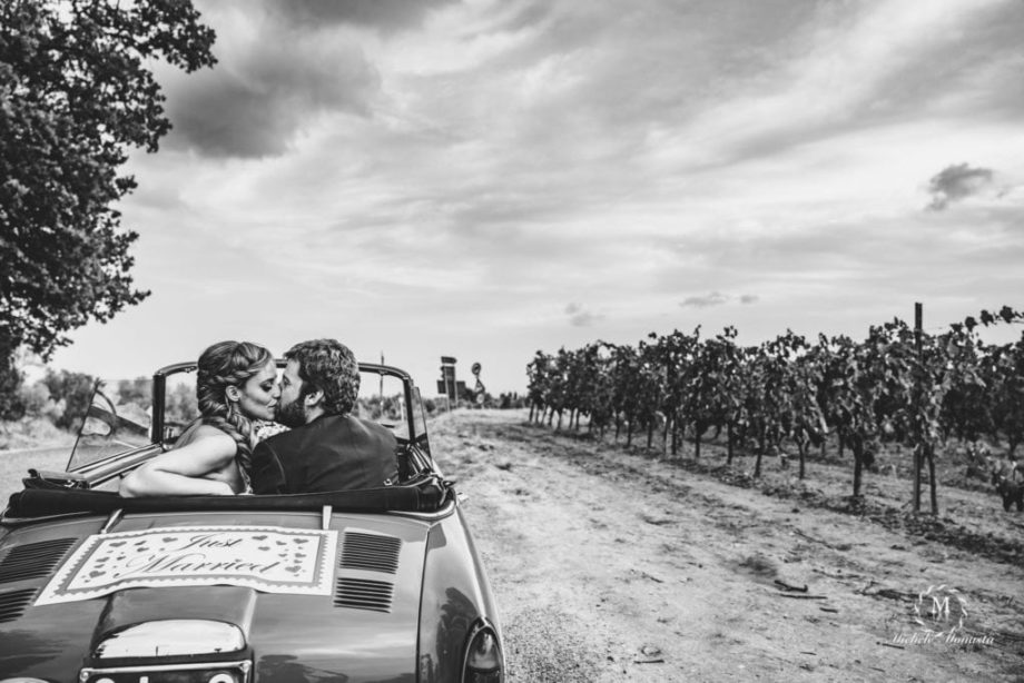 bride and groom kissing each other in tuscan countryside