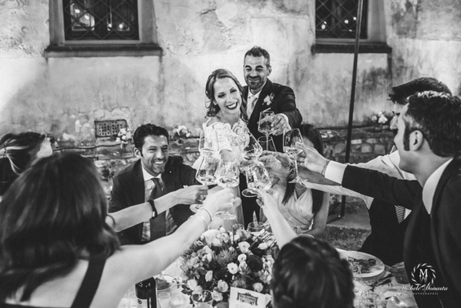 Lo sposo e la sposa brindano con gli amici la sera del matrimonio a Villa Nozzole a Greve in Chianti
