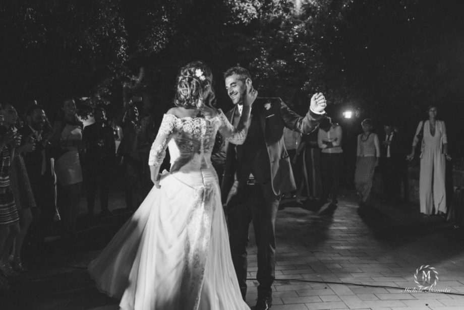 La sposa e lo sposo durante il primo ballo la sera del loro matrimonio in Toscana