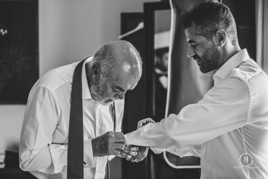 Sposo col padre durante la preparazione prima del matrimonio a Greve in Chianti